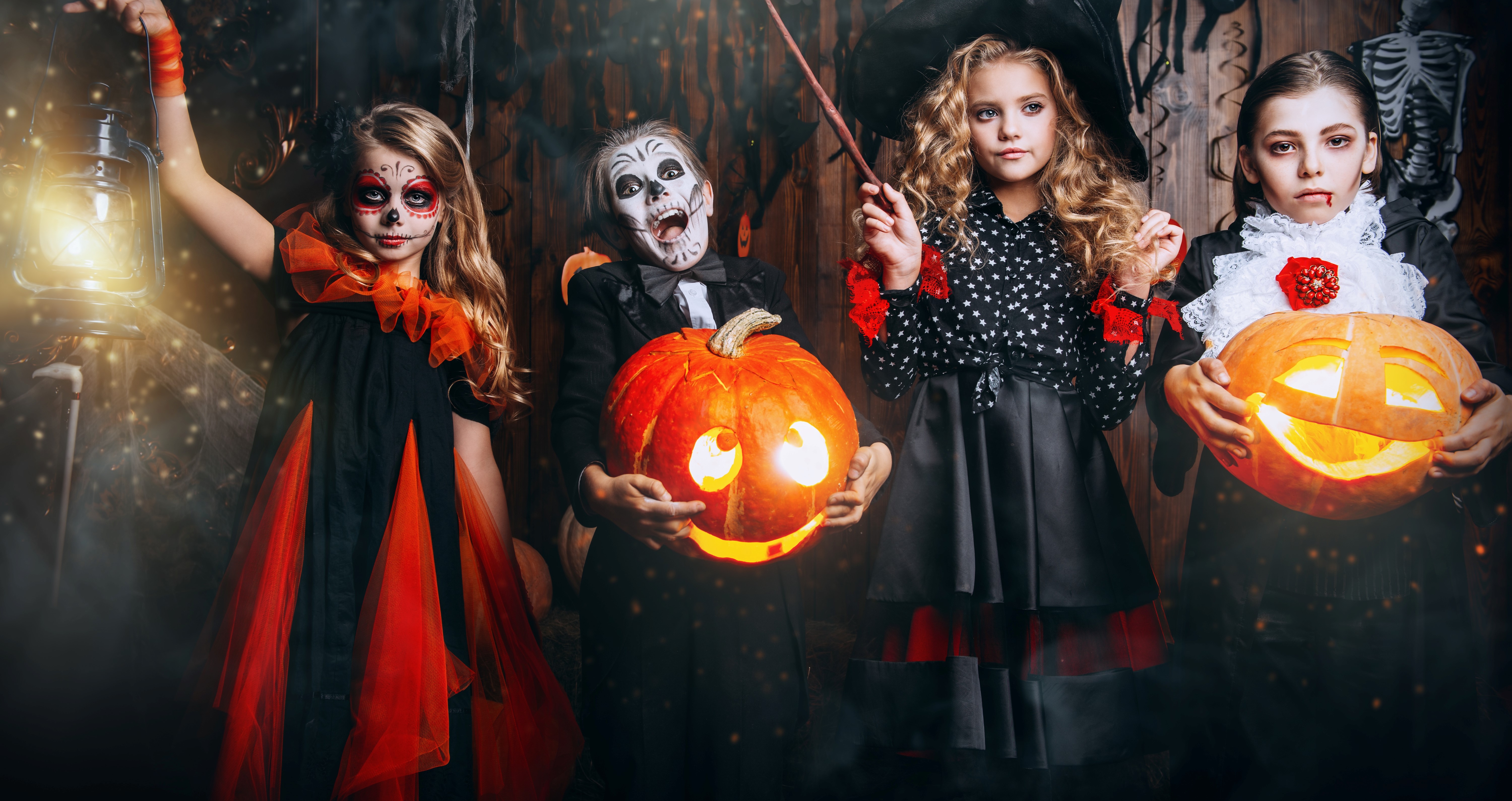 Какое время хэллоуин. Хэллоуин Trick or treat. Helloween Trick or treating. Хэллоуин праздник. Праздник Хэллоуин для детей.